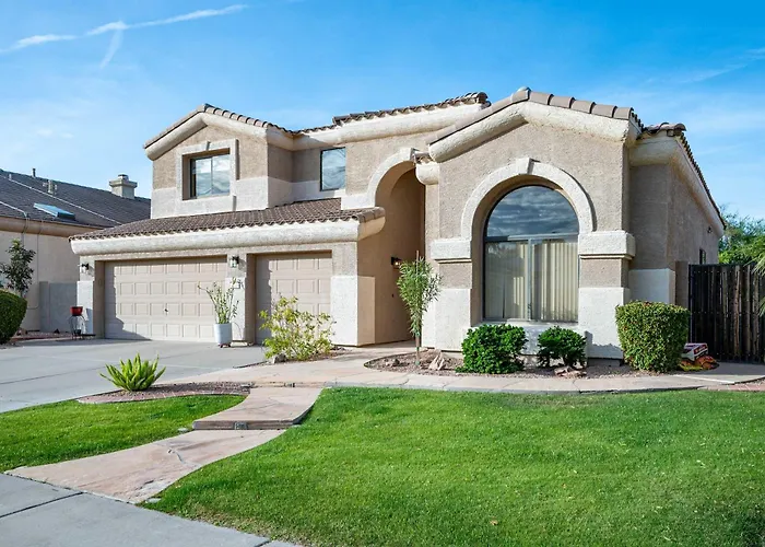 Relaxing 4br House With Pool Near Golf Club & Holiday home