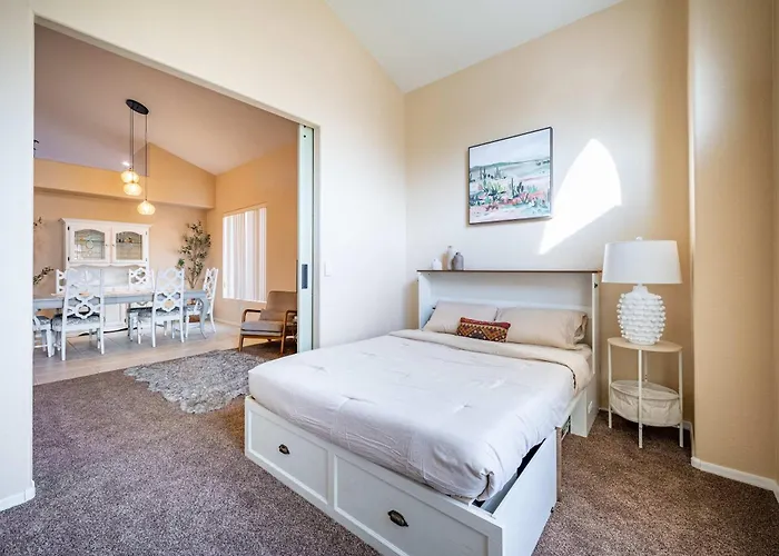 Relaxing 4br House With Pool Near Golf Club & Holiday home Chandler