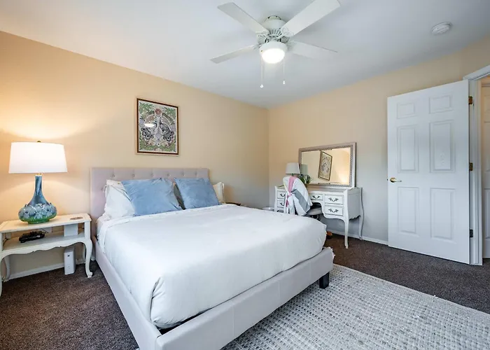 Relaxing 4br House With Pool Near Golf Club & Holiday home Chandler